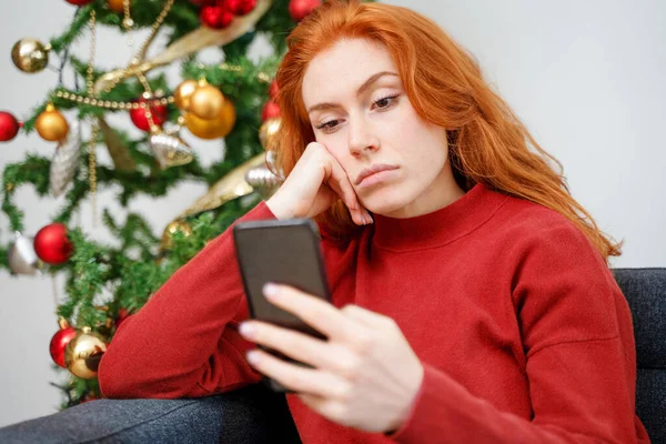 Mujer Triste Viendo Teléfono Inteligente Durante Las Vacaciones Navidad — Foto de Stock