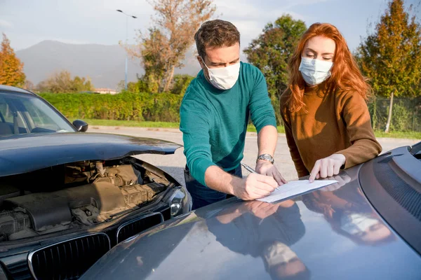 Homem Mulher Relatando Danos Após Acidente Carro Usando Máscara Facial — Fotografia de Stock