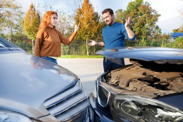 悪い車の事故の後で男と女が口論する — ストック写真