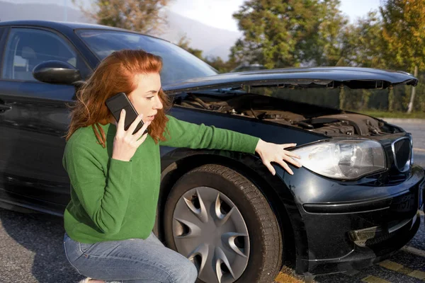 自動車事故後に保険サービスを呼び出す女性 — ストック写真