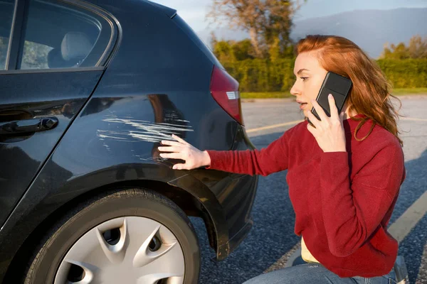 Nainen Ilmoittaa Auto Onnettomuudesta Soittamalla Puhelimeen — kuvapankkivalokuva