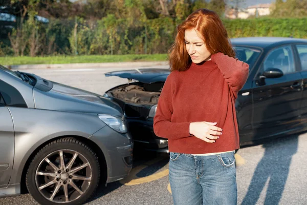 Ranna Kobieta Odczuwa Ból Wypadku Samochodowym — Zdjęcie stockowe