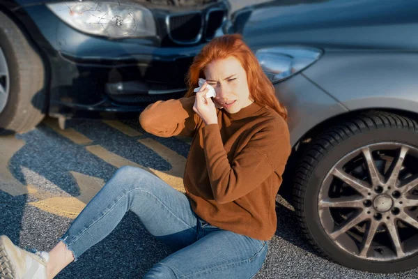 Травмированная Женщина Чувствует Боль После Автомобильной Аварии — стоковое фото