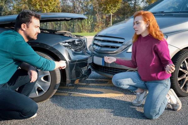 Mann Und Frau Streiten Sich Nach Autounfall — Stockfoto