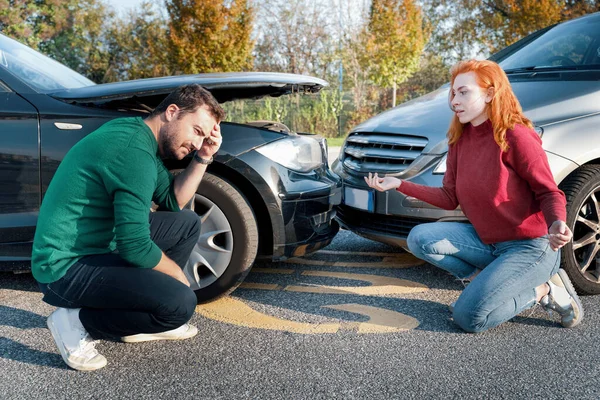 Mann Und Frau Streiten Sich Nach Autounfall — Stockfoto