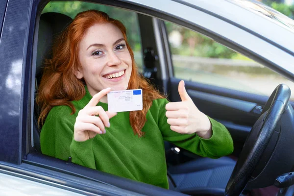 Szczęśliwa Kobieta Jazdy Jej Nowy Samochód Gospodarstwa Prawa Jazdy — Zdjęcie stockowe