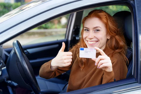 Mujer Joven Volante Mostrando Licencia Conducir — Foto de Stock