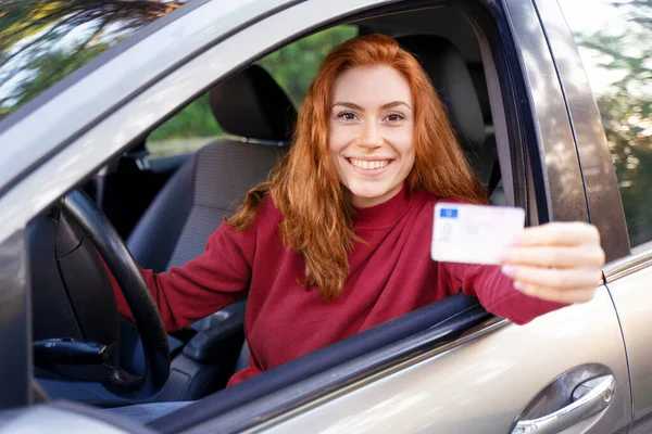 Mujer Feliz Conduciendo Nuevo Coche Con Licencia Coche — Foto de Stock