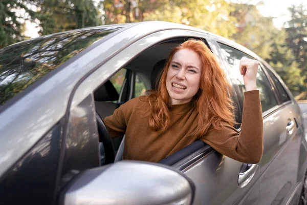 Wściekła Kobieta Prowadzi Samochód Korku — Zdjęcie stockowe