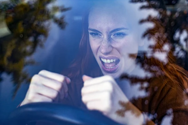 Sfrustrowana Kobieta Prowadzi Samochód Grubsza Gestykuluje — Zdjęcie stockowe