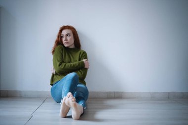 Parke zeminde depresif genç kız