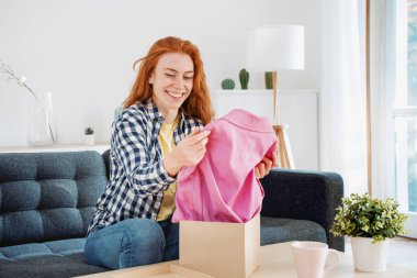 Boks yapmayan kadın evden alışveriş yaptıktan sonra malı teslim etti.