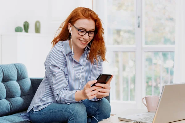 Jonge Vrouw Die Mobiele Telefoon Gebruikt Thuis Werkt — Stockfoto