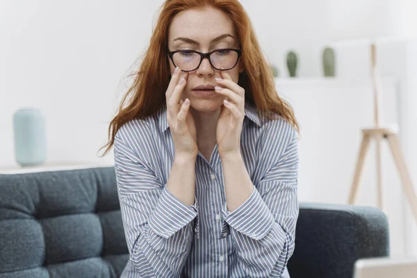 Femme Surmenée Travaillant Maison Sentant Fatiguée — Photo