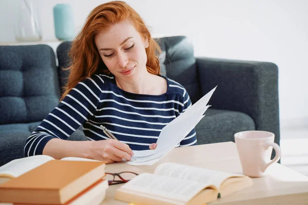 Mädchen Lernt Hause Und Nutzt Internetverbindung — Stockfoto