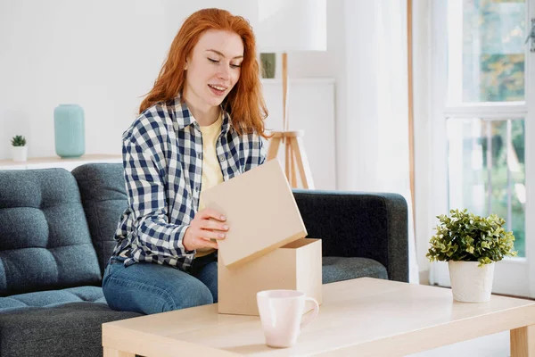 Gelukkig Vrouw Portret Unboxing Pakket Levering — Stockfoto