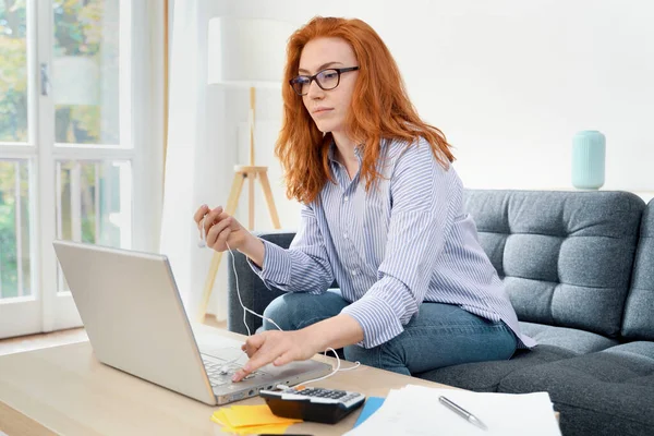 Portret Van Zakenvrouw Thuis Voor Zakelijke Videoconferentie — Stockfoto