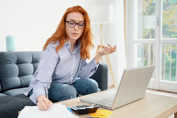 Zakenvrouw Tijdens Een Videogesprek Vanuit Kantoor — Stockfoto