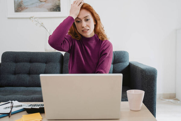 Женщина волнуется, потому что забыла важный срок.