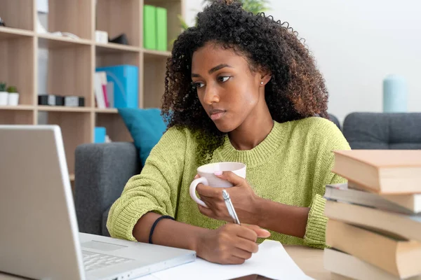 Thuis Onderwijs Zwart Vrouw Kijken School Les Van Thuis — Stockfoto