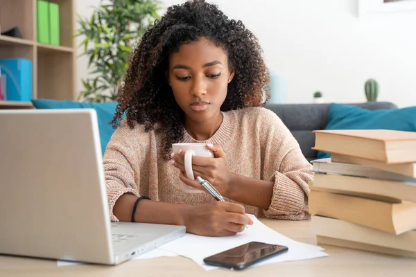 Zwart Meisje Isolatie Studeren Thuis Voor Thuis Onderwijs — Stockfoto