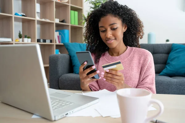 Afroamerikansk Kvinna Handla Online Laptop Med Kreditkort Hemma — Stockfoto