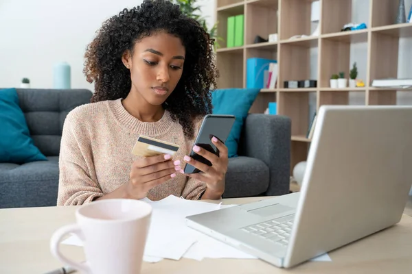 Mulher Negra Pagando Compra Online Com Cartão Débito — Fotografia de Stock