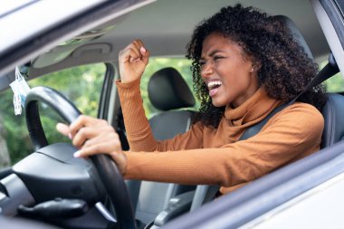 Öfkeli kadın trafik sıkışıklığında sıkışmış.