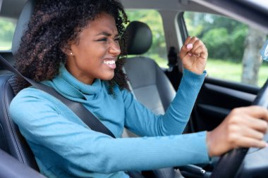 Siyah araba kullanıyor, yoğun trafik yüzünden stresli..