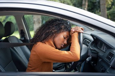 Siyah araba kullanıyor, yoğun trafik yüzünden stresli..
