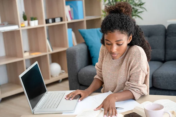 Thuis Onderwijs Zwart Vrouw Kijken School Les Van Thuis — Stockfoto