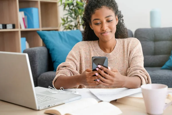 Portret Van Een Afrikaans Amerikaanse Vrouw Met Smartphone Glimlach — Stockfoto