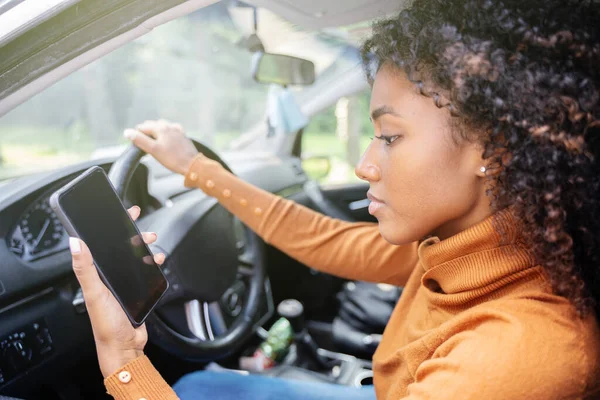 Jeune Femme Conduisant Une Voiture Vérifiant Son Téléphone — Photo