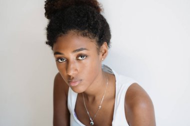 Depresyondaki genç kadın beton duvarın yanında oturuyor.