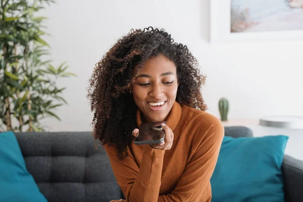 Sorrindo Mulher Africana Usando Telefone Celular — Fotografia de Stock