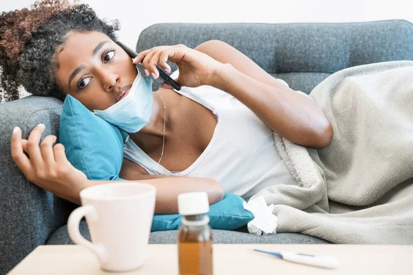 Chica Negra Teniendo Gripe Sintiéndose Mal Acostada Sofá — Foto de Stock