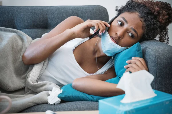 Retrato Una Mujer Africana Enferma Con Infección Gripal Casa Llamando — Foto de Stock