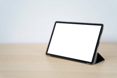 Tablet maketi ve masadaki beyaz ekran
