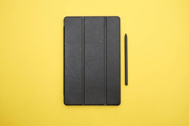 Ahşap arkaplanda izole edilmiş dijital tablet kutusu.