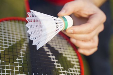 Kamu parkındaki yeşil çimlerde Badminton raketi ve mekikleri