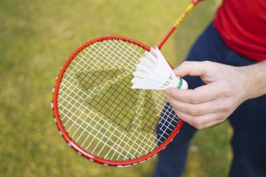 Shuttlecock ve badminton raket ekipmanları çimlerin üzerinde