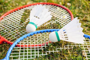 Shuttlecock ve badminton raket ekipmanları çimlerin üzerinde