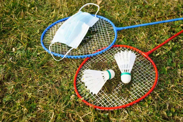 Badminton Racket Face Mask Shuttlecocks Green Lawn Public Park — 스톡 사진