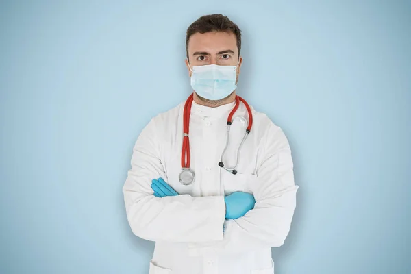 Médico Homem Retrato Isolado Fundo Azul Usando Máscara Facial Com — Fotografia de Stock