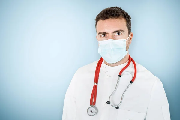 Médico Homem Retrato Isolado Fundo Azul Usando Máscara Facial — Fotografia de Stock