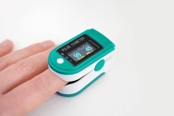 백혈구의 포화도를 측정하기 손가락 디지털 장치인 — 스톡 사진