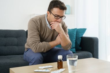 Şüpheci ve şüpheci bir adam ilaç almak istemez.