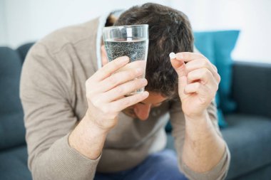 Adam strese karşı antidepresan ilaçlarla savaşıyor.