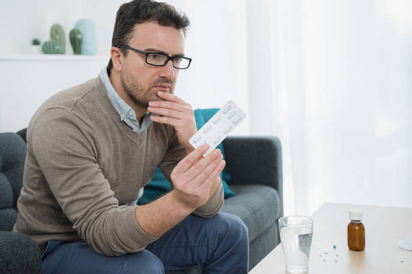 Один человек скептически относится к лекарствам