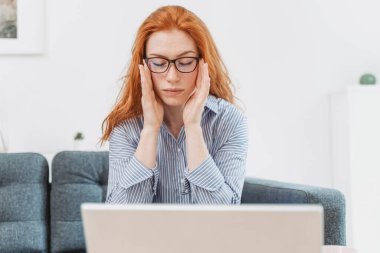 Yorgun bir kadın kendini yorgun hissediyor.